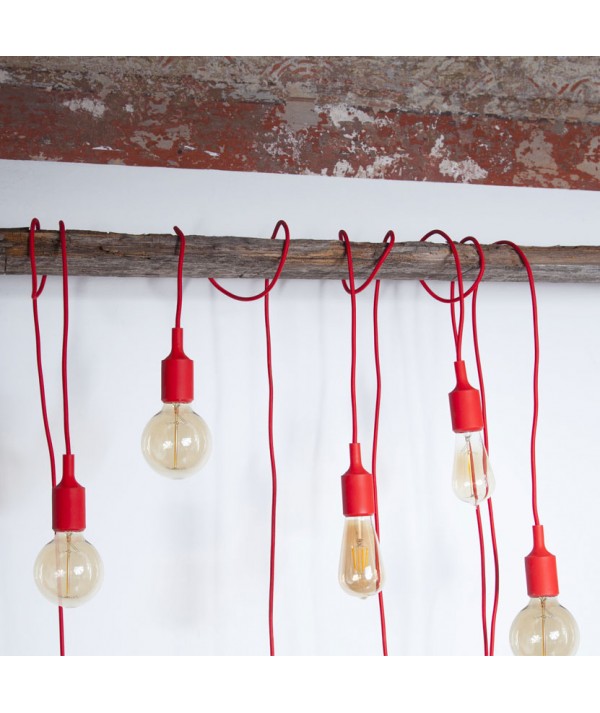 Lampada Spinello Siliconico E27 con portalampada in silicone rosso è filo in cotone rosso ambientato