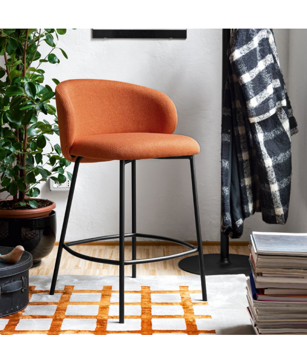 sgabello tuka di connubia calligaris con struttura in  metallo nero e seduta in tessuto zafferano
