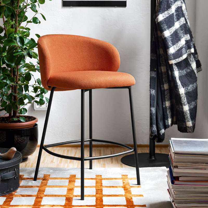 sgabello tuka di connubia calligaris con struttura in metallo nero e seduta in tessuto zafferano sgabello tuka di connubia calligaris con struttura in metallo nero e seduta in tessuto zafferano