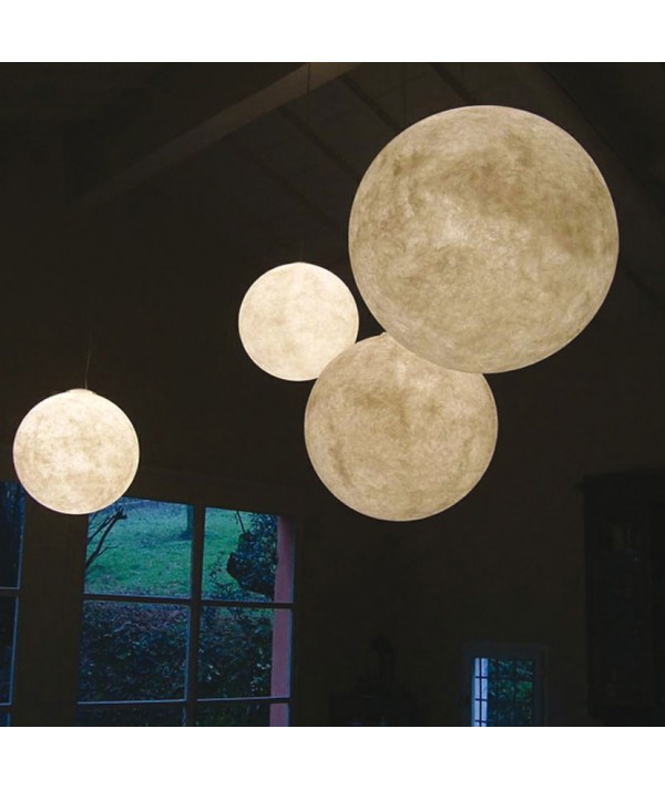 Lampada Luna con diametro 18 e diametro 25 realizzata in nebulite ambientata