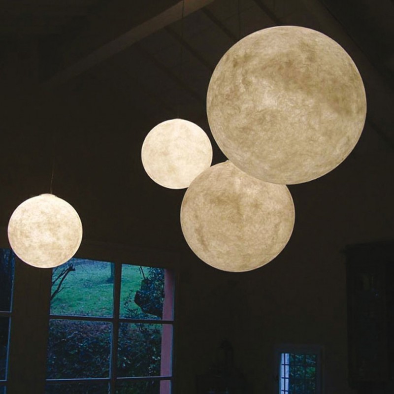 Lampada Luna con diametro 18 e diametro 25 realizzata in nebulite ambientata Lampada Luna con diametro 18 e diametro 25 realizzata in nebulite ambientata