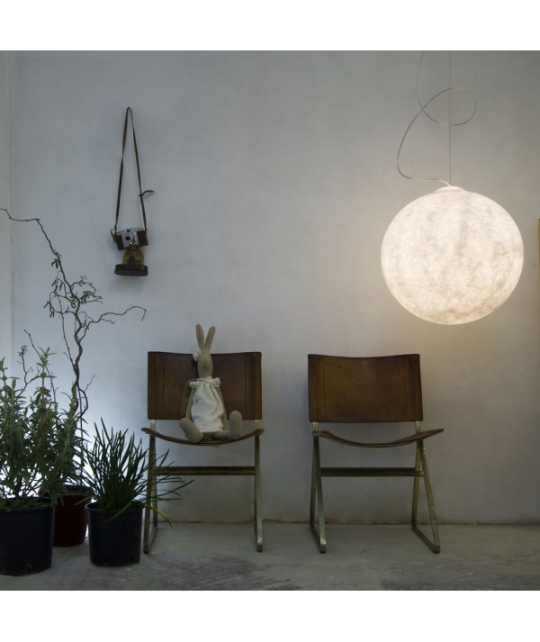 Lampada Luna di colore bianco realizzata in nebulite ambientata

