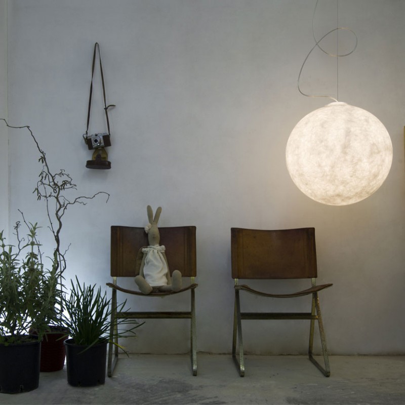 Lampada Luna di colore bianco realizzata in nebulite ambientata
Lampada Luna di colore bianco realizzata in nebulite ambientata