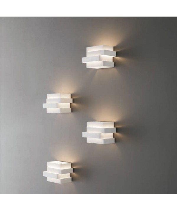 Lampada a parete Escape Cube realizzata in alluminio verniciato bianco