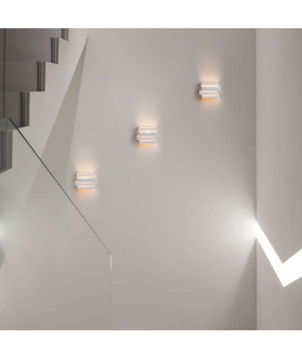 Lampada a parete Escape Cube realizzata in alluminio verniciato bianco ambientato