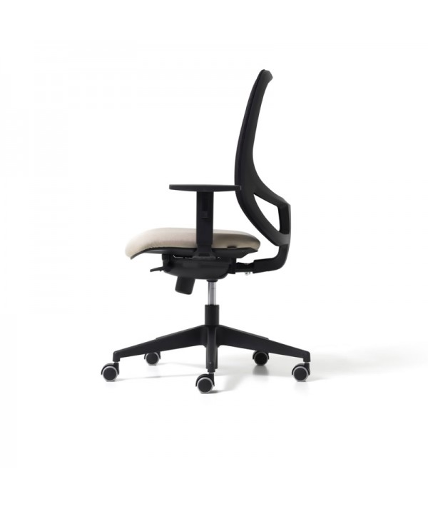 Poltrona hop con struttura nera, con braccioli a T, seduta beige imbottita