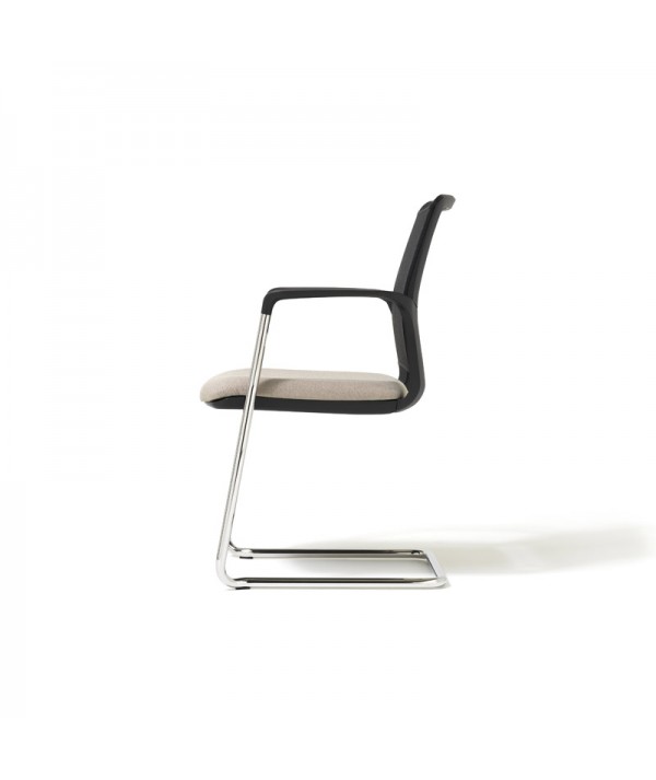 Sedia Host a slitta cromata seduta beige