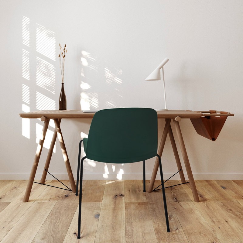 poltroncina verde con quattro gambe in metallo nere poltroncina verde con quattro gambe in metallo nere