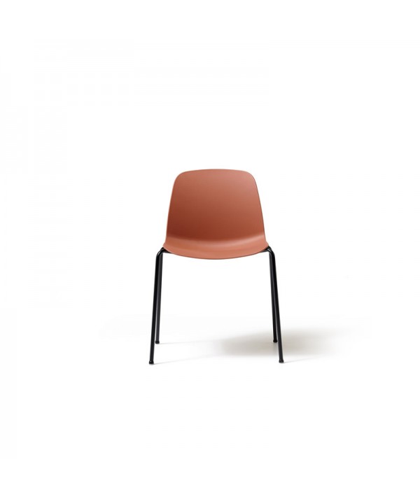poltroncina mattone con quattro gambe in metallo nere