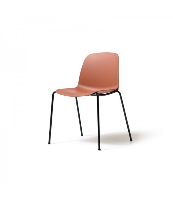 poltroncina mattone con quattro gambe in metallo nere