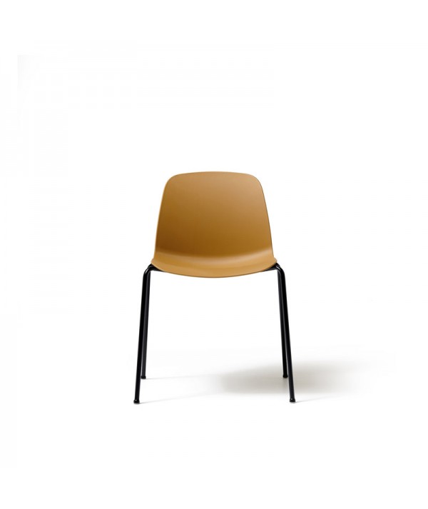 poltroncina ocra con quattro gambe in metallo nere
