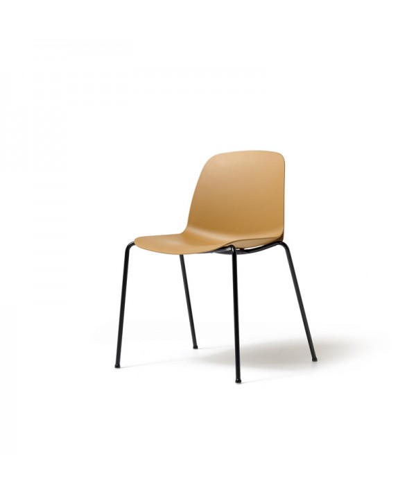poltroncina ocra con quattro gambe in metallo nere