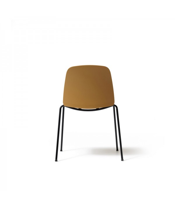 poltroncina ocra con quattro gambe in metallo nere