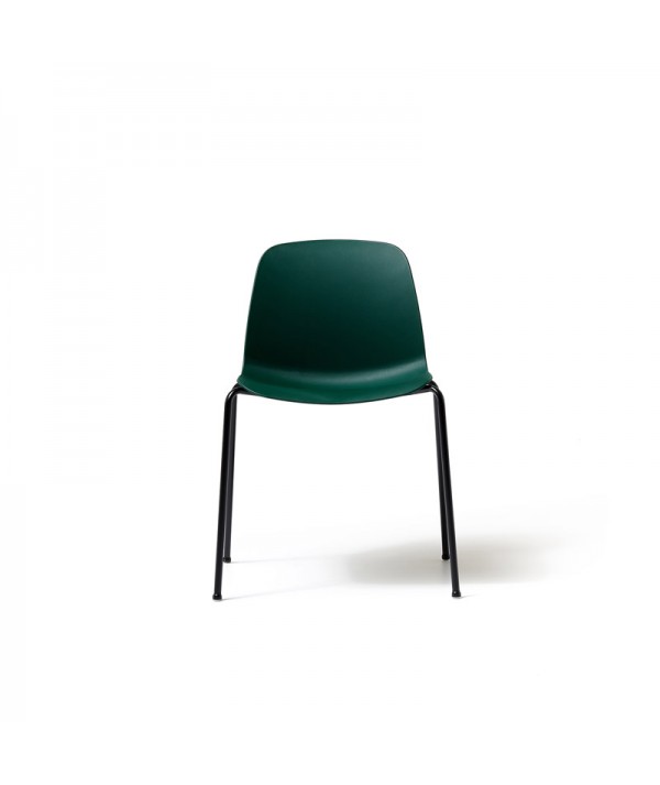 poltroncina verde con quattro gambe in metallo nere