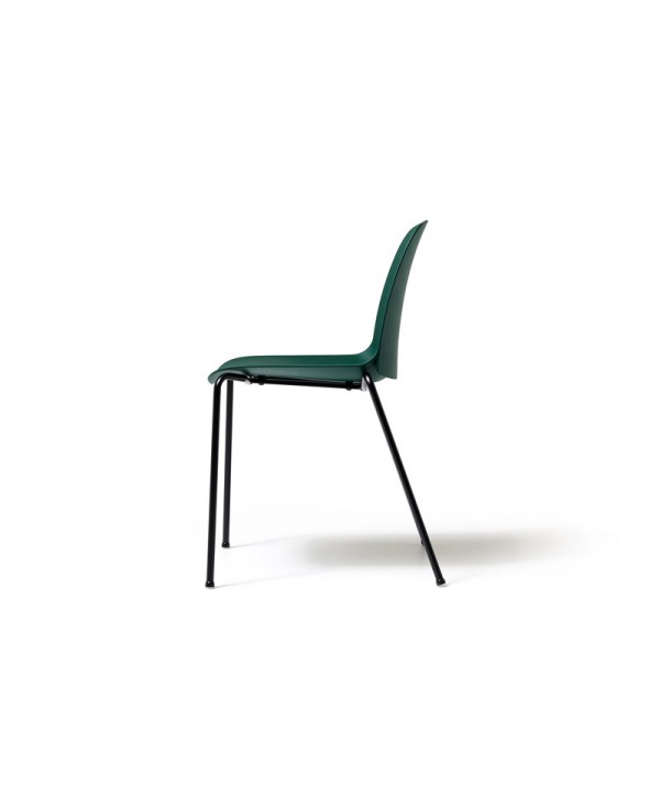 poltroncina verde con quattro gambe in metallo nere