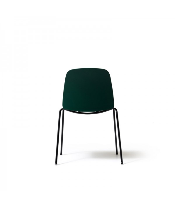 poltroncina verde con quattro gambe in metallo nere