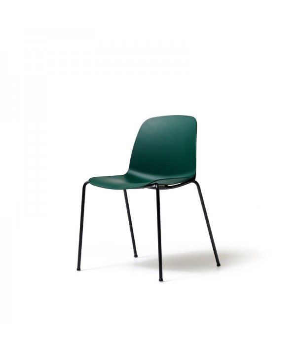 poltroncina verde con quattro gambe in metallo nere