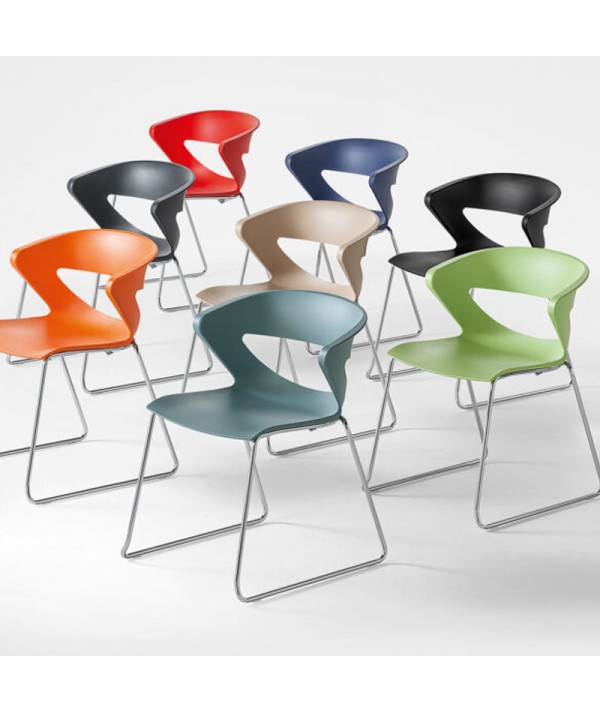 sedia Kicca colorata con gambe a slitta