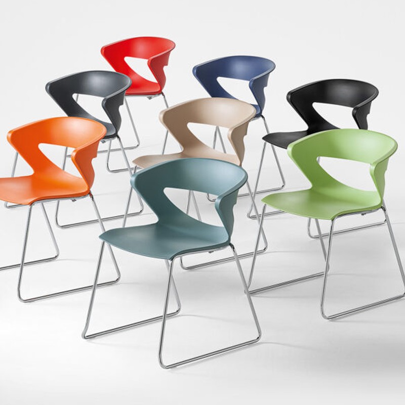 sedia Kicca colorata con gambe a slitta sedia Kicca colorata con gambe a slitta