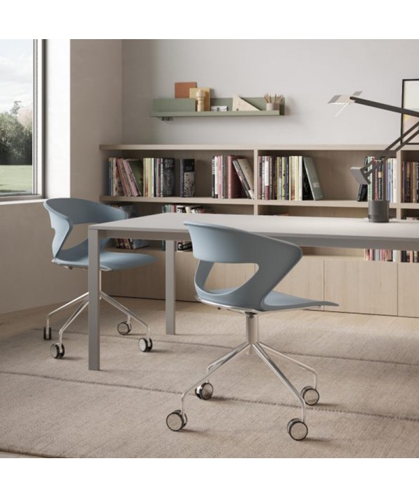 sedia kicca azzurra con ruote