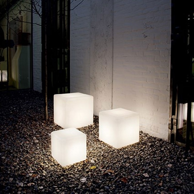 Lampada per esterno Luna Outdoor realizzata in materiale plastico bianco opaco Lampada per esterno Luna Outdoor realizzata in materiale plastico bianco opaco