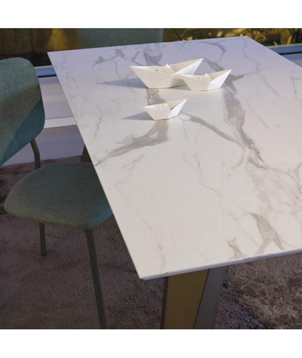 dettaglio del tavolo allungabile Friulsedie con piano in melaminico statuaretto e gambe in metallo color ottone