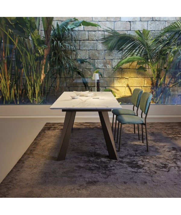 Tavolo allungabile Friulsedie con piano in melaminico statuaretto e gambe in metallo color ottone