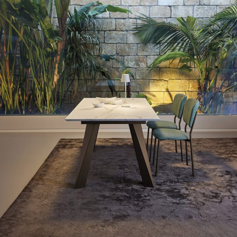Tavolo allungabile Friulsedie con piano in melaminico statuaretto e gambe in metallo color ottone Tavolo allungabile Friulsedie con piano in melaminico statuaretto e gambe in metallo color ottone
