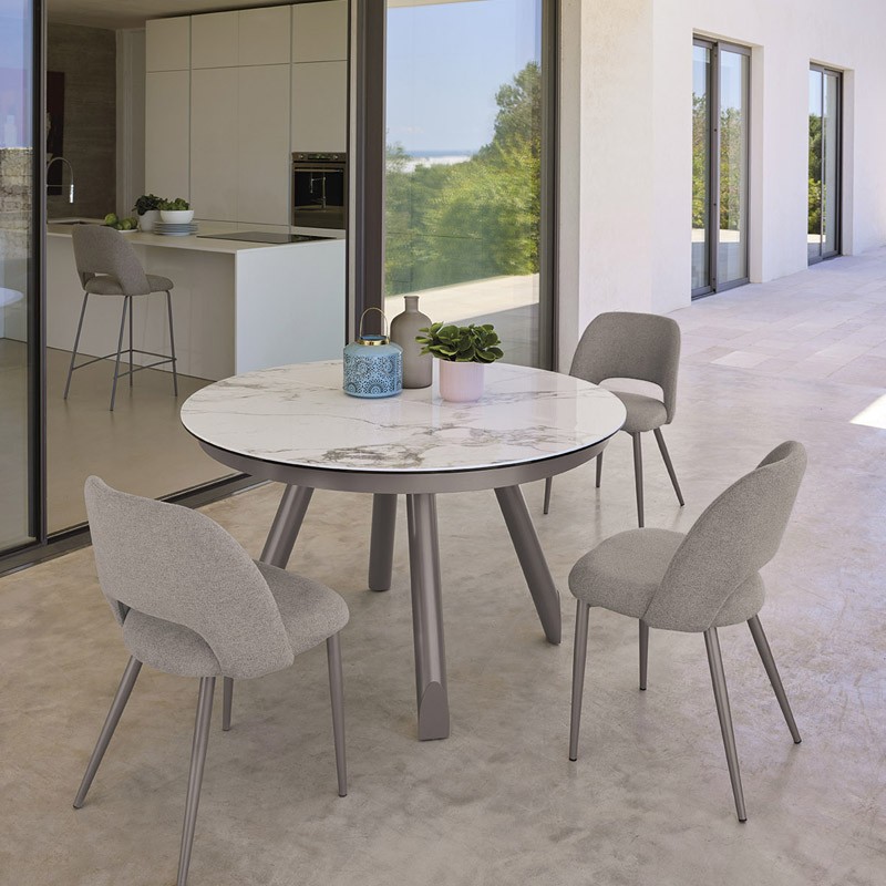 Tavolo tondo Newton Keramic lucido arabescato con gambe in titanio Friulsedie