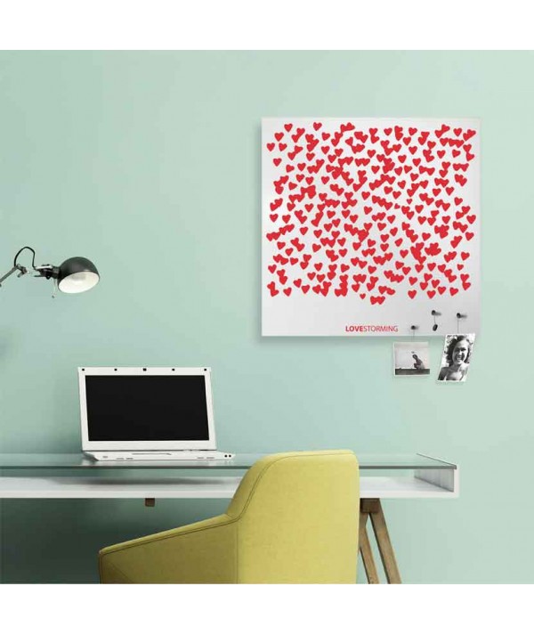 Lavagna magnetica portafoto Lovestorming di dESIGNoBJECT realizzata con lamiera tagliata a laser verniciata bianca e serigrafata