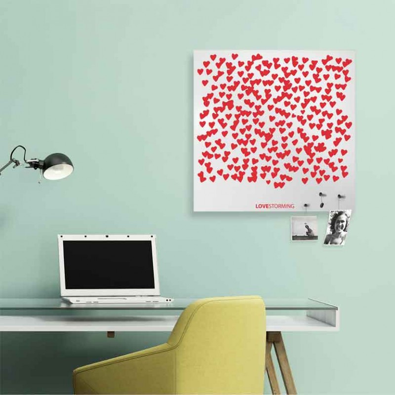 Lavagna magnetica portafoto Lovestorming di dESIGNoBJECT realizzata con lamiera tagliata a laser verniciata bianca e serigrafata Lavagna magnetica portafoto Lovestorming di dESIGNoBJECT realizzata con lamiera tagliata a laser verniciata bianca e serigrafata