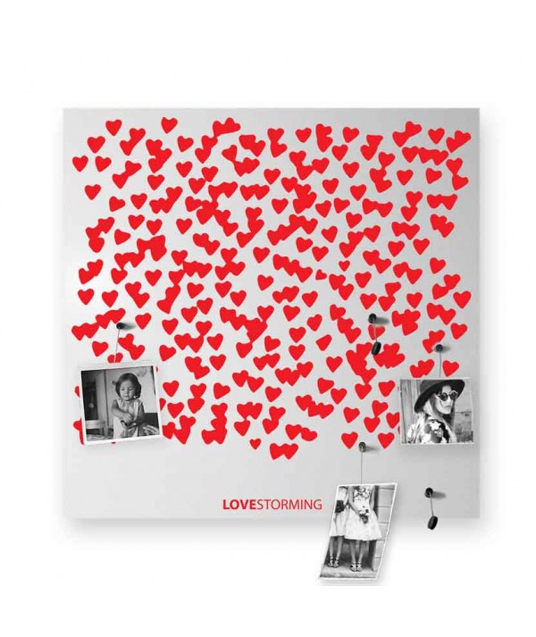 Lavagna magnetica portafoto Lovestorming di dESIGNoBJECT realizzata con lamiera tagliata a laser verniciata bianca e serigrafata