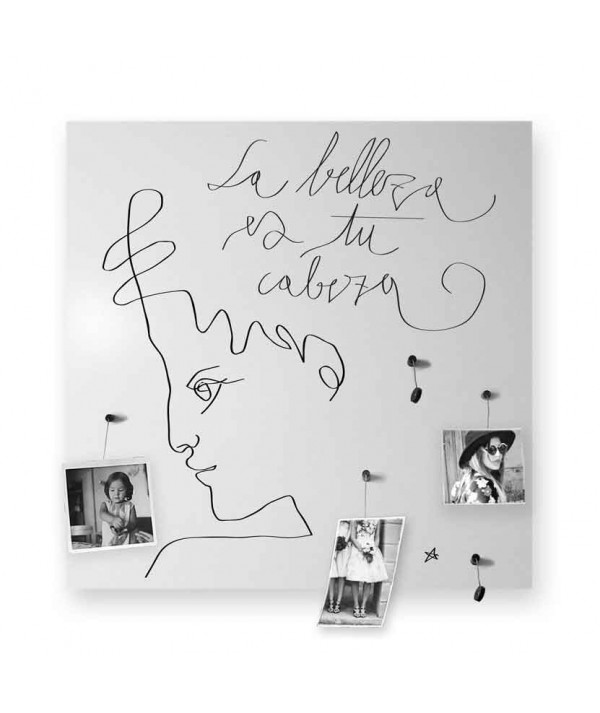 Lavagna magnetica La belleza es tu cabeza di dESIGNoBJECT in lamiera tagliata al laser  e serigrafata a mano con foto