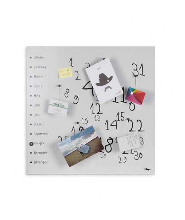 Calendario perpetuo Krok White di dESIGNoBJECT realizzato in lamiera tagliata al laser verniciata   di colore bianco e serigrafa