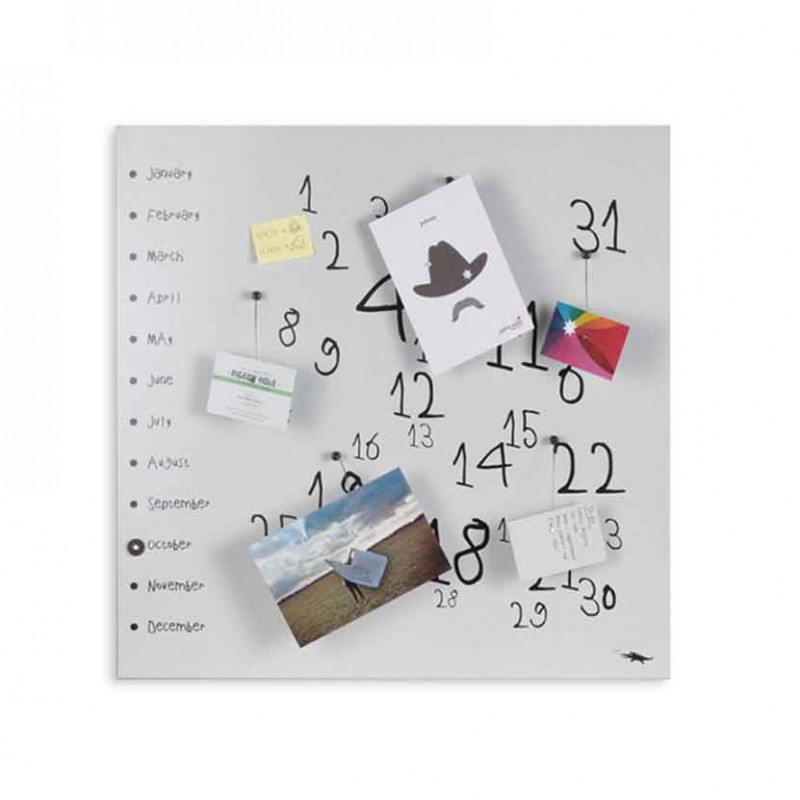 Calendario perpetuo Krok White di dESIGNoBJECT realizzato in lamiera tagliata al laser verniciata di colore bianco e serigrafa Calendario perpetuo Krok White di dESIGNoBJECT realizzato in lamiera tagliata al laser verniciata di colore bianco e serigrafa