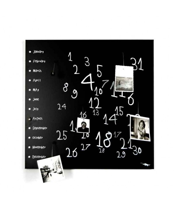 Calendario perpetuo Krok Black di dESIGNoBJECT realizzato in lamiera tagliata al laser verniciata a polvere di colore nero e ser