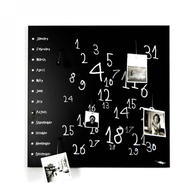 Calendario perpetuo Krok Black di dESIGNoBJECT realizzato in lamiera tagliata al laser verniciata a polvere di colore nero e ser Calendario perpetuo Krok Black di dESIGNoBJECT realizzato in lamiera tagliata al laser verniciata a polvere di colore nero e ser