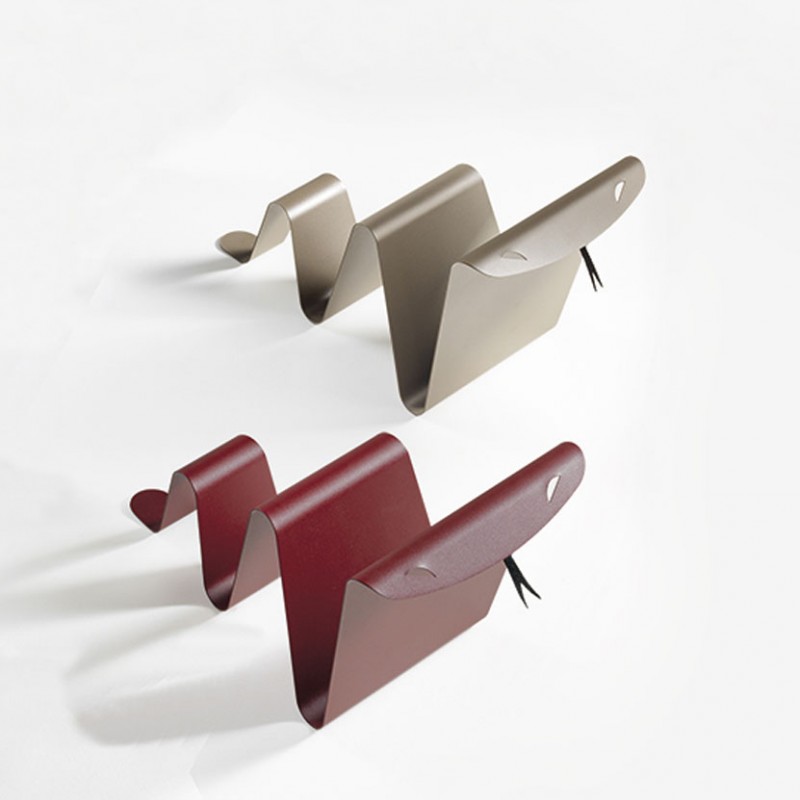 ortariviste Snake di Pezzani realizzato in acciaio con finitura tortora o marsala ortariviste Snake di Pezzani realizzato in acciaio con finitura tortora o marsala