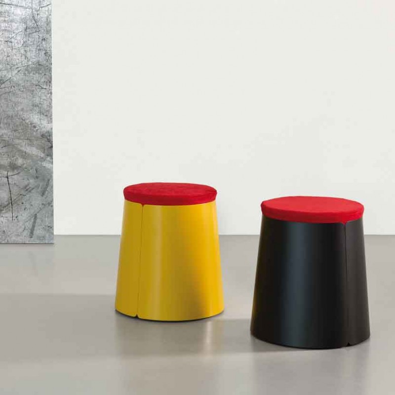 Tavolino Bobino Pouf in metallo laccato giallo maya con cuscino in ciniglia rosso