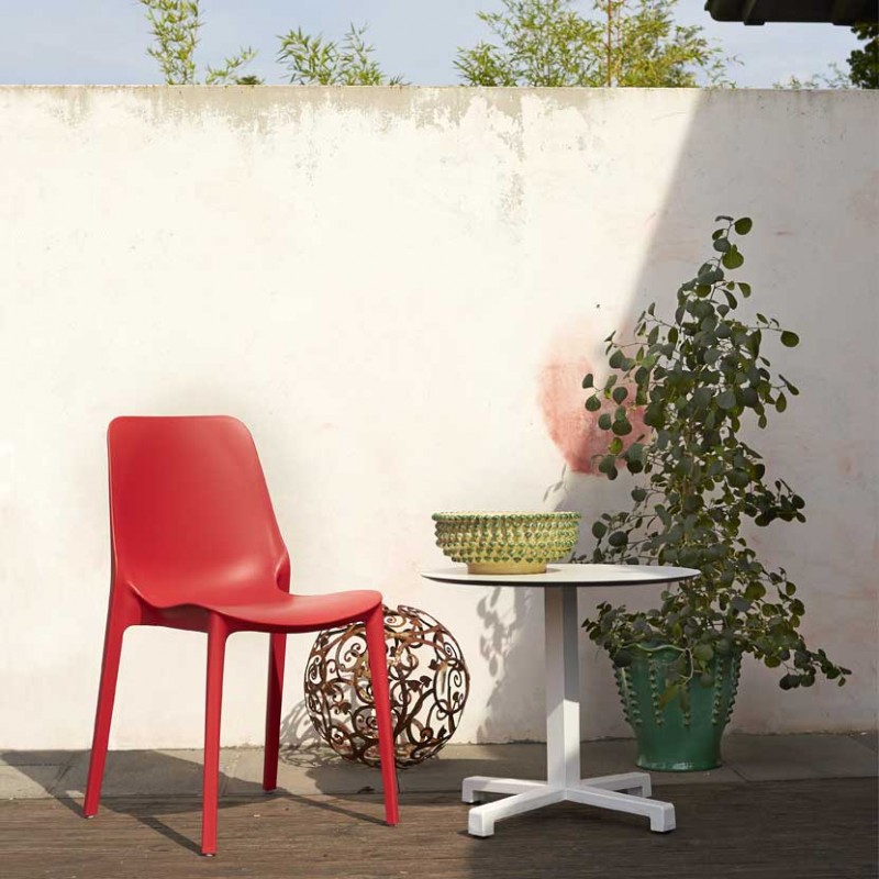 Sedia Ginevra per interni ed esterni realizzata in tecnopolimero di colore rosso Sedia Ginevra per interni ed esterni realizzata in tecnopolimero di colore rosso