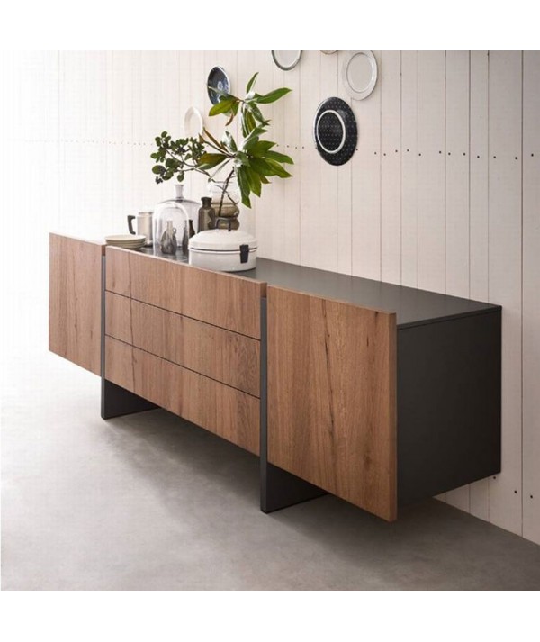 Credenza Alfa di Alf DaFrè con struttura laccata ghisa opaco e ante e tiretti rovere antico biscotto ambietata