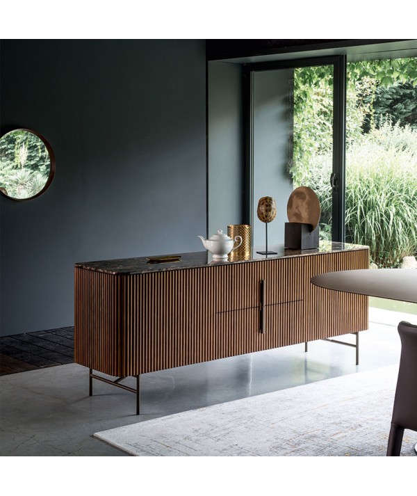 Credenza Riga di Alf DaFrè in legno massello con piano in marmo ambientata