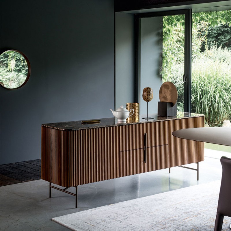 Credenza Riga di Alf DaFrè in legno massello con piano in marmo ambientata Credenza Riga di Alf DaFrè in legno massello con piano in marmo ambientata