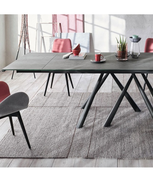 Tavolo allungabile Forest di Midj realizzato con la struttura in acciaio grafite piano in cristalceramica piombo  ambientato