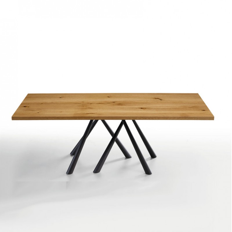 Tavolo Forest Fisso di Midj realizzato con la struttura in acciaio nero piano in legno massello di rovere bordo dritto