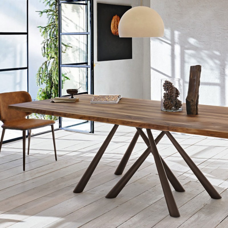 Tavolo Forest Fisso di Midj realizzato con la struttura in acciaio marrone piano in legno massello di noce bordo corteccia Tavolo Forest Fisso di Midj realizzato con la struttura in acciaio marrone piano in legno massello di noce bordo corteccia