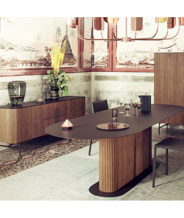 Tavolo riga di Alf Da Frè con top e basamento in metallo e scocca in Frassino tinto noce ambientato con credenza e madia riga
