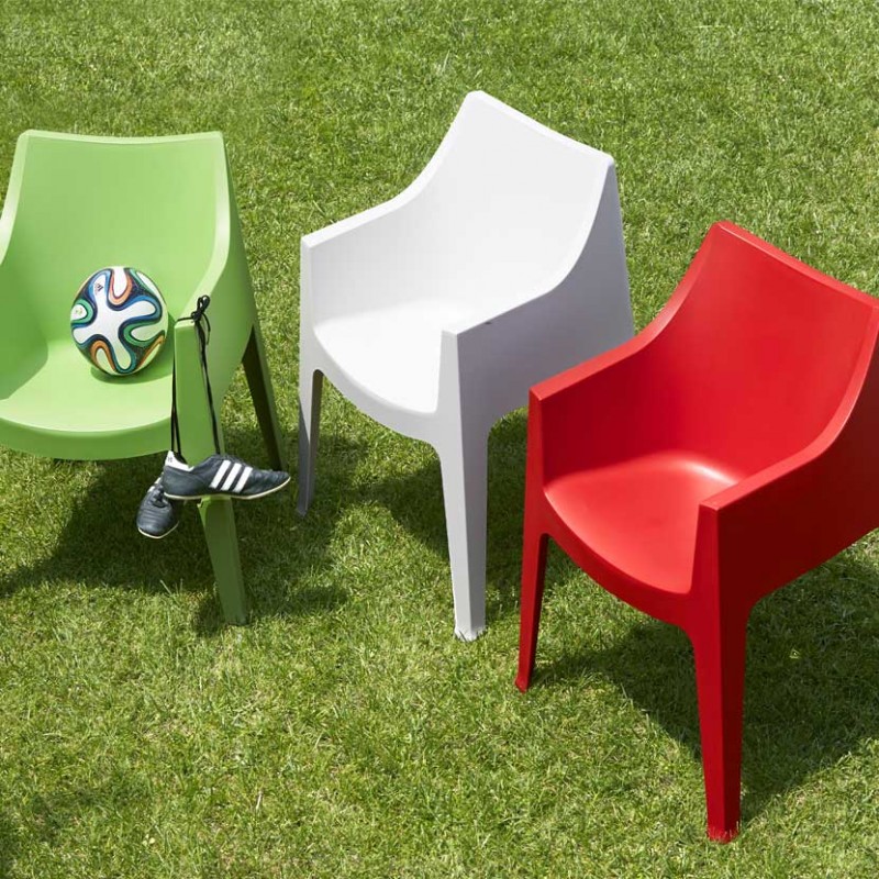 Poltrona Coccolona in tecnolpolimero perfetta sia per il contract che per l'esterno in vedre pistacchio bianco e rosso Poltrona Coccolona in tecnolpolimero perfetta sia per il contract che per l'esterno in vedre pistacchio bianco e rosso