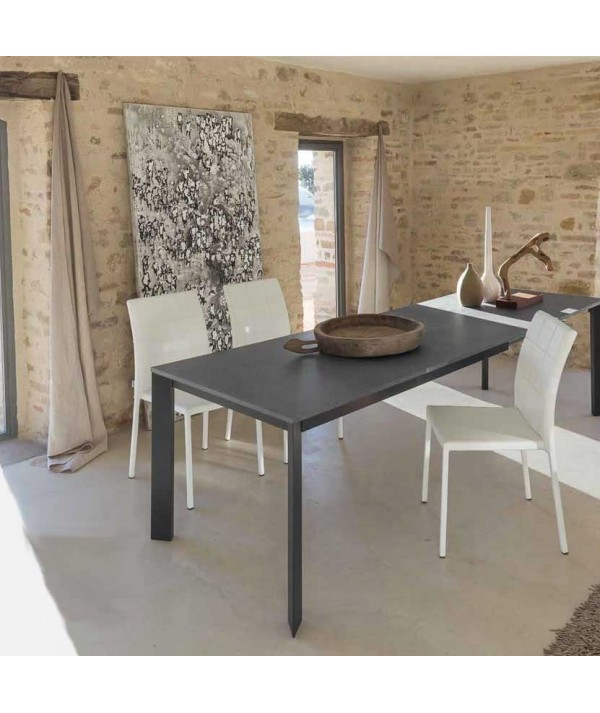 Tavolo Galileo Allungabile di friulsedie con piano laminato antracite e gambe metallo antracite