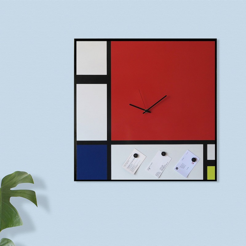 Orologio Mondrian di dESIGNoBJECT ambientato Orologio Mondrian di dESIGNoBJECT ambientato